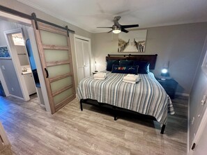 1 slaapkamer, een strijkplank/strijkijzer, gratis wifi, beddengoed