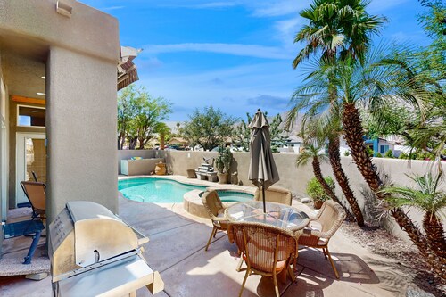 Moderni koti, oma uima-allas, kylpylä, WiFi- kauppoja ja ravintoloita