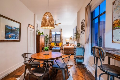 Äskettäin uusittu 1889 parvi / huoneisto sijaitsee historiallisessa keskustassa Auburn