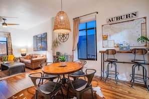 Interior - Single Unit Loft/Apartment Sleeps 4- 1,300sq ft (Auburn)