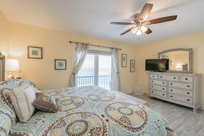 2 bedrooms, iron/ironing board, WiFi, bed sheets - Beautiful, Gulf-front, 2 bedroom, 2 bath, End Unit, Dunedin Townhome. Sunsets!!! (Dunedin)