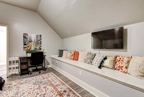 Interior - Indie Escape II-Stones throw to Plaza (Oklahoma City)