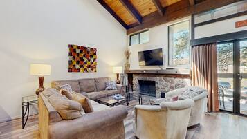 Télévision, cheminée