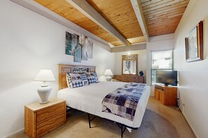 4 bedrooms, iron/ironing board, Internet, bed sheets