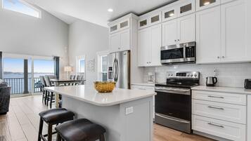 Een koelkast, een microgolfoven, een oven, een kookplaat