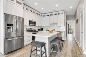 Kjøleskap, mikrobølgeovn, ovn og kokeplater