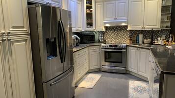 Frigorifero, microonde, forno, piano cottura