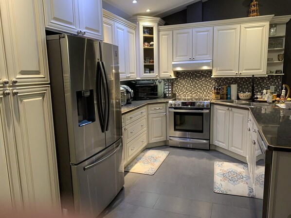 Geladeira, micro-ondas, fogão, cooktop