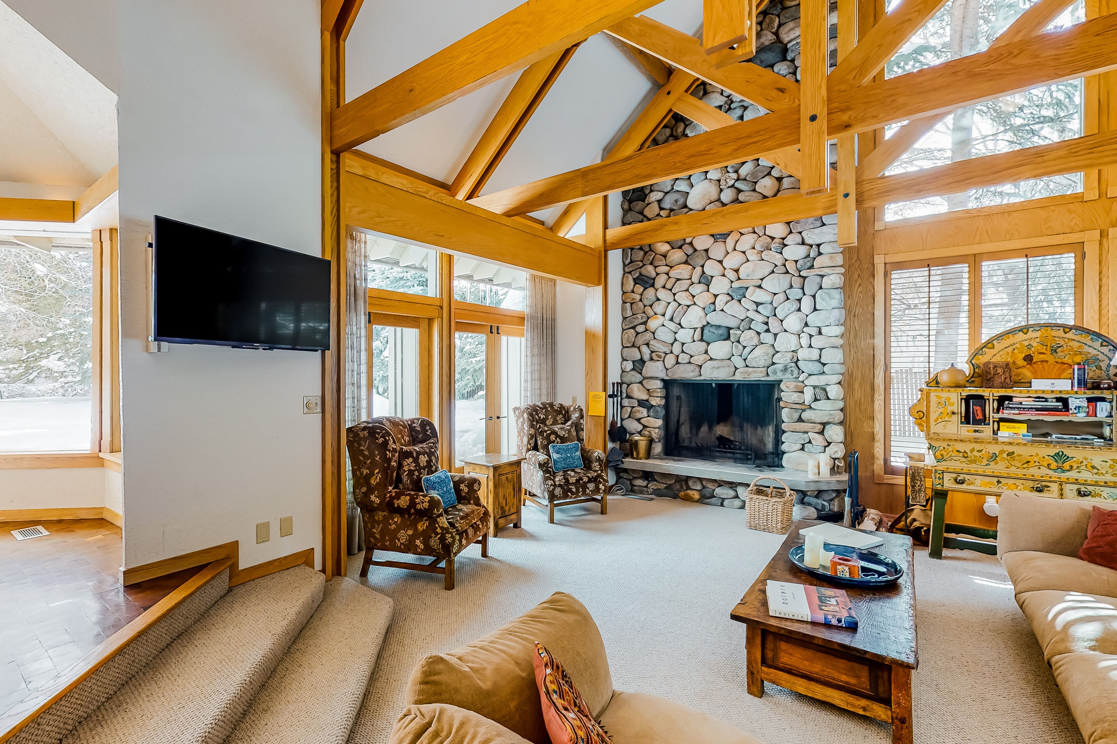 Cozy townhome with mountain view & fireplace - walking distance to ski lift