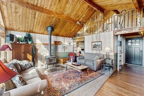 TV, lareira, aparelho de som