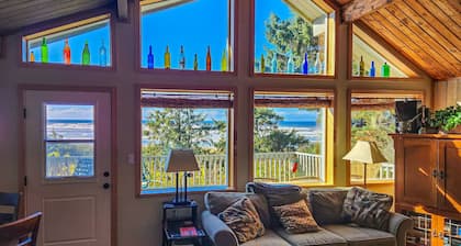Dog-friendly beachfront cabin with ocean views & private path to beach