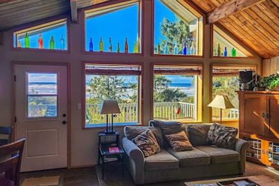 Dog-friendly beachfront cabin with ocean views & private path to beach