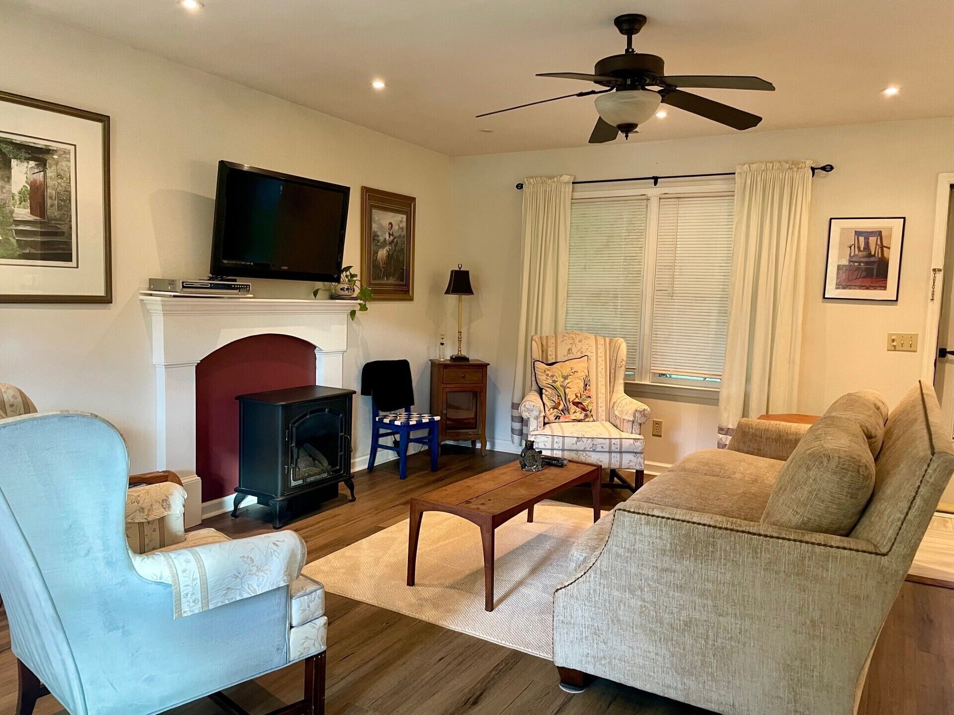 Smart TV, fireplace, DVD player, books