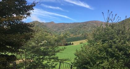 Views! Paved Road! KING & Queen beds! 1 FLOOR! 8 min to W Jeff, 30 min to Boone