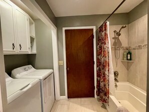 Combined shower/bathtub, hair dryer, towels, soap - Views! Paved Road! KING & Queen beds! 1 FLOOR!  8 min to W Jeff, 30 min to Boone (West Jefferson)