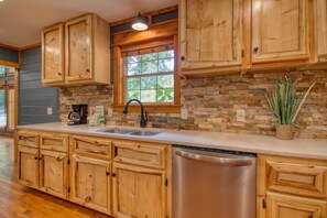 Fridge, microwave, oven, stovetop - Lights, Camera, Vacation! Your Smoky Mountain Premiere Awaits! (Pigeon Forge)