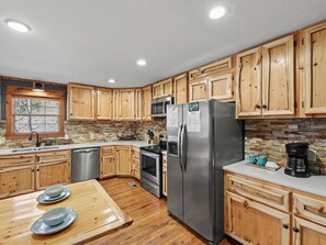 Jääkaappi, mikroaaltouuni, uuni, liesi