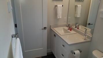 Ensemble douche/baignoire, sĂšche-cheveux, serviettes fournies, savon