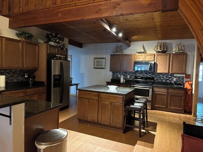 All Seasons Home perfect for large family gatherings - walk to everything!