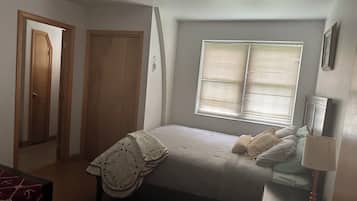 5 bedrooms, iron/ironing board, WiFi, bed sheets