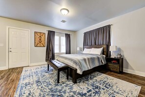 1 dormitorio, escritorio, tabla de planchar con plancha y cuna de viaje