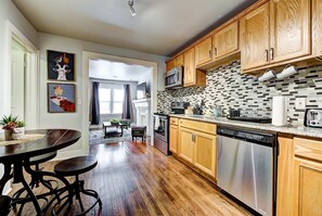 Frigorífico, microondas, horno y placa de cocina