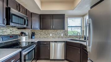 雪櫃、微波爐、焗爐、爐具