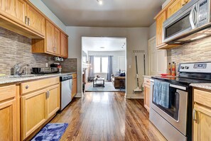 Jääkaappi, mikroaaltouuni, uuni, liesi