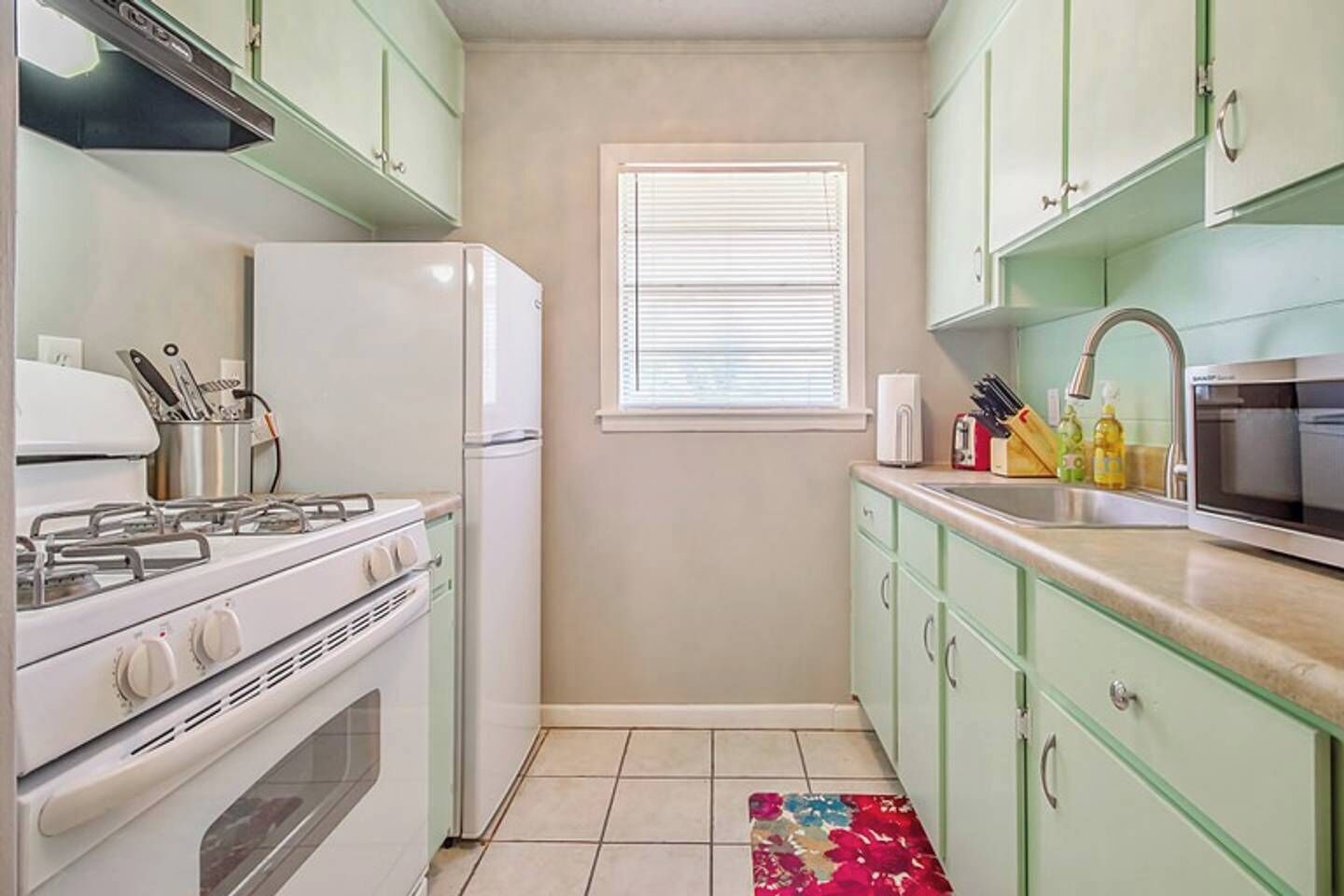 Coffee/tea maker, fridge, microwave, oven
