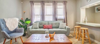 Cozy & Comfy - Few blocks away from Plaza District