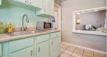 Cozy & Comfy - Few blocks away from Plaza District