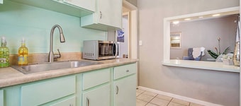 Cozy & Comfy - Few blocks away from Plaza District
