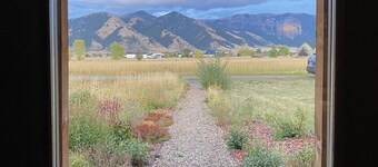 Cozy cabin in a beautiful mountain valley close to hiking, golf, airport, skiing