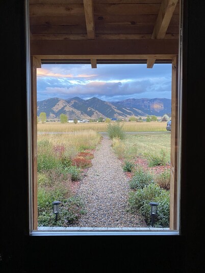 Cozy cabin in a beautiful mountain valley close to hiking, golf, airport, skiing