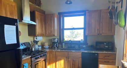Cozy cabin in a beautiful mountain valley close to hiking, golf, airport