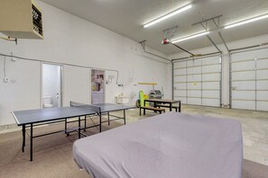 4 bedrooms, iron/ironing board, free Internet, bed sheets