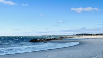Plage à proximité, chaises longues