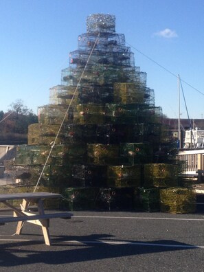 A Christmas tree made of stacked crates. - Cape Escape-Short Walk to Beach, Pet Friendly, Fenced Yard & Optional GC Rental (Cape Charles)
