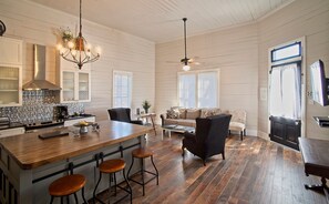 TV, DVD player - Holland House, built in 1877 filled w/ character and charm located on the square (Bellville)