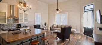 Holland House, bygget i 1877 fylt med karakter og sjarm ligger på torget