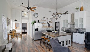 冷蔵庫、電子レンジ、オーブン、コンロ