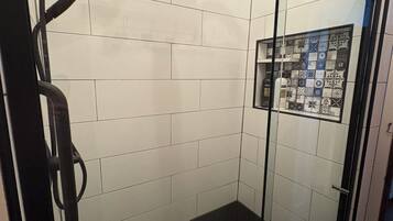 Combined shower/bathtub, hair dryer, towels, soap