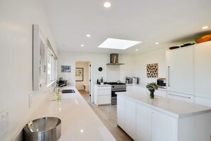 冷蔵庫、電子レンジ、コンロ、食器洗い機