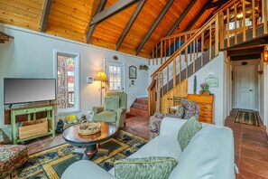 TV, fireplace, DVD player, ping pong - Chalet with views, recreation facility, lake access - seasonal pool (Arnold)