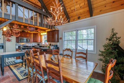 Chalet with views, recreation facility, lake access - seasonal pool