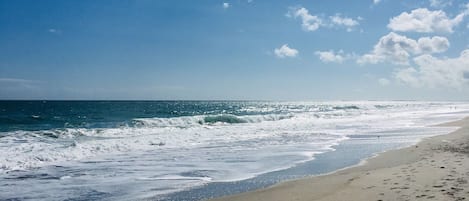 Vlak bij het strand, ligstoelen aan het strand