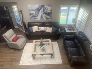 Smart TV, chimenea, videojuegos y reproductor de DVD 