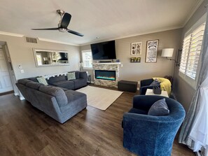 Smart TV, chimenea, videojuegos y reproductor de DVD 