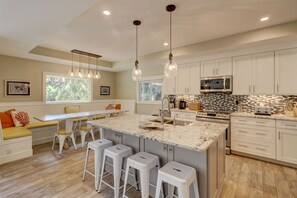 Jääkaappi, mikroaaltouuni, uuni, liesi