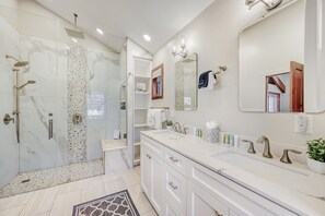 Combined shower/tub, hair dryer, towels
